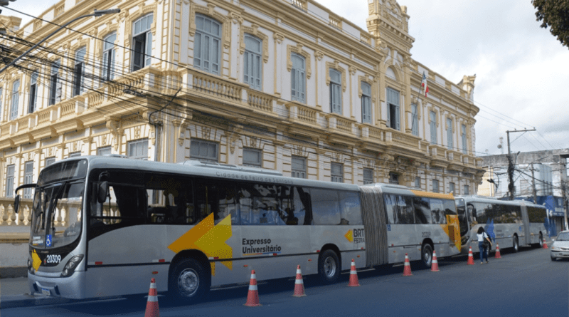 Feira de Santana inaugura linha Expresso Universitário com ônibus articulados